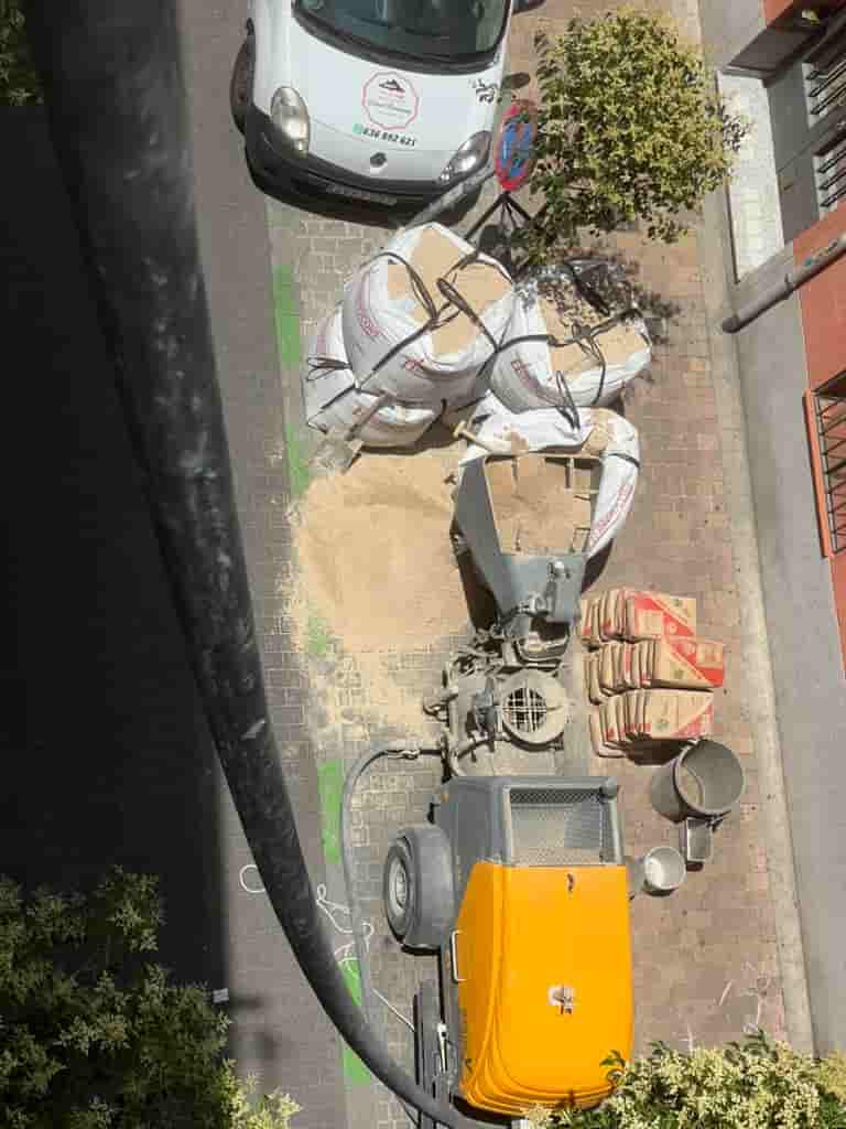 Solera de mortero semiseco aplicada en piso de reforma en Majadahonda Madrid