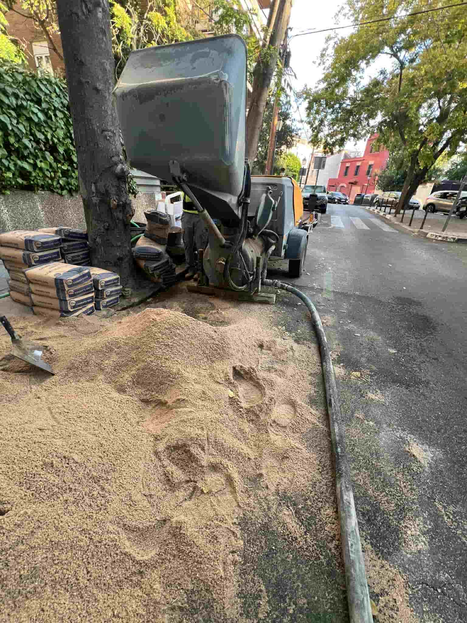 Bombeo y extensión de mortero semiseco en solera de chalet en Pozuelo de Alarcón Madrid
