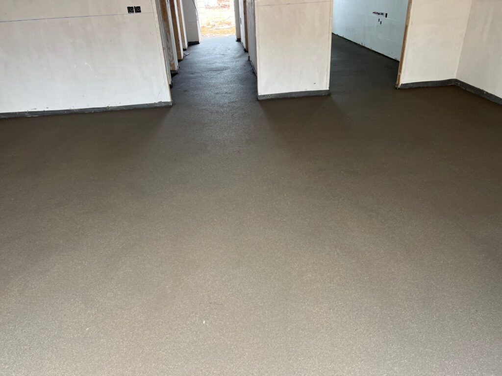 Solera de mortero semiseco acabada en piso vivienda Madrid - Servisolera