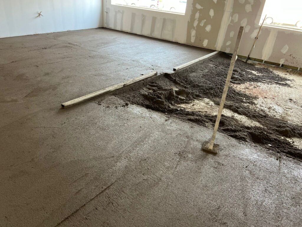Solera de mortero semiseco en piso vivienda Madrid - Servisolera