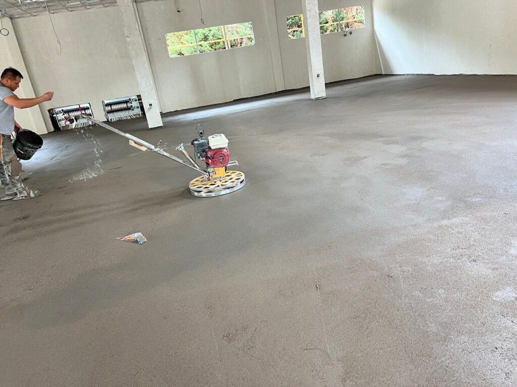 Solera de mortero semiseco para chalet Madrid - Servisolera